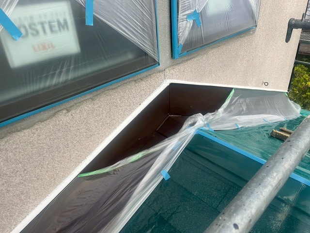 下屋根のコーキング処理完了